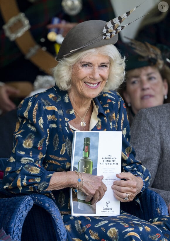 Le roi Charles III d'Angleterre et Camilla Parker Bowles, reine consort d'Angleterre, partagent un fou rire lors du Braemar Gathering 2024, le 7 septembre 2024. © Goff / Bestimage 