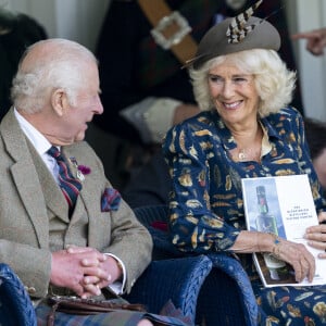 Le festival du Braemar Gathering est connu pour attirer des visiteurs du monde entier et accueille fréquemment des concurrents d'Écosse, d'Angleterre, d'Australie et d'Amérique.
Le roi Charles III d'Angleterre et Camilla Parker Bowles, reine consort d'Angleterre, partagent un fou rire lors du Braemar Gathering 2024, le 7 septembre 2024. © Goff / Bestimage 