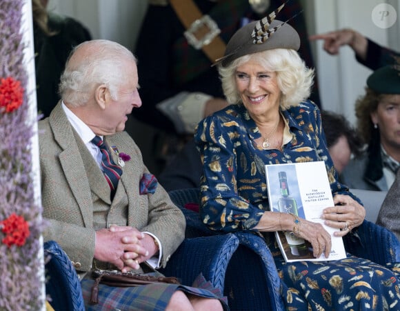 Le festival du Braemar Gathering est connu pour attirer des visiteurs du monde entier et accueille fréquemment des concurrents d'Écosse, d'Angleterre, d'Australie et d'Amérique.
Le roi Charles III d'Angleterre et Camilla Parker Bowles, reine consort d'Angleterre, partagent un fou rire lors du Braemar Gathering 2024, le 7 septembre 2024. © Goff / Bestimage 