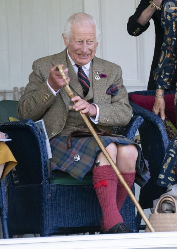 Le roi Charles III d'Angleterre et Camilla Parker Bowles, reine consort d'Angleterre, partagent un fou rire lors du Braemar Gathering 2024, le 7 septembre 2024. © Goff / Bestimage 