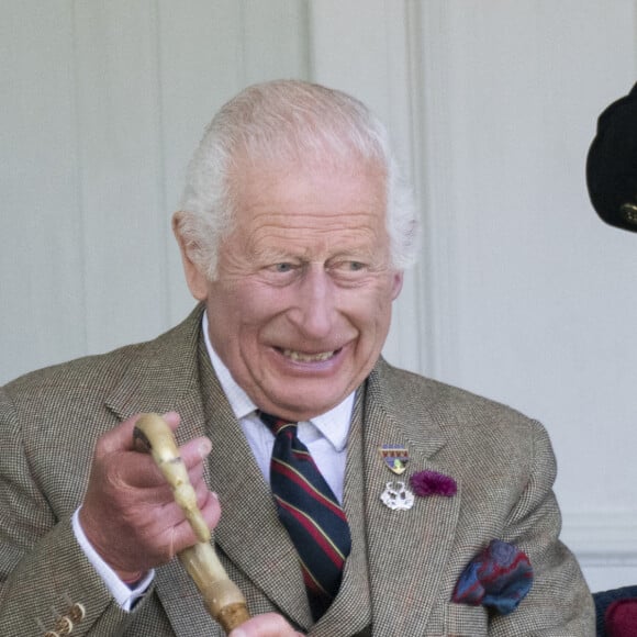 Le roi Charles III d'Angleterre et Camilla Parker Bowles, reine consort d'Angleterre, partagent un fou rire lors du Braemar Gathering 2024, le 7 septembre 2024. © Goff / Bestimage 