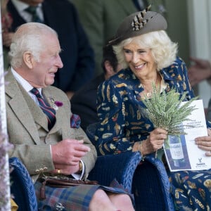 Le roi Charles III d'Angleterre et Camilla Parker Bowles, reine consort d'Angleterre, ont été pris d'un fou rire lors du Braemar Gathering 2024
Le roi Charles III d'Angleterre et Camilla Parker Bowles, reine consort d'Angleterre, partagent un fou rire lors du Braemar Gathering 2024