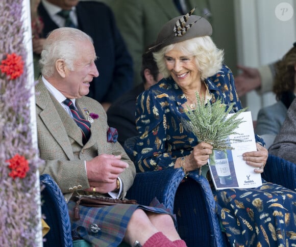 Le roi Charles III d'Angleterre et Camilla Parker Bowles, reine consort d'Angleterre, ont été pris d'un fou rire lors du Braemar Gathering 2024
Le roi Charles III d'Angleterre et Camilla Parker Bowles, reine consort d'Angleterre, partagent un fou rire lors du Braemar Gathering 2024