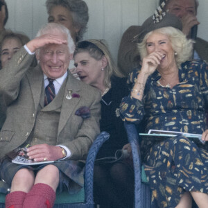 Hilare, le père des princes Harry et William a pleuré de rire lors des jeux Highland Gathering de Braemar, l'un des événements préférés de sa défunte mère Elizabeth II.
Le roi Charles III d'Angleterre et Camilla Parker Bowles, reine consort d'Angleterre, partagent un fou rire lors du Braemar Gathering