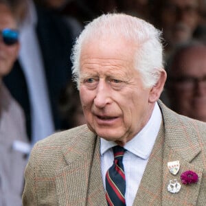 Le roi Charles III d'Angleterre et Camilla Parker Bowles, reine consort d'Angleterre, partagent un fou rire lors du Braemar Gathering 2024, le 7 septembre 2024. © Goff / Bestimage 