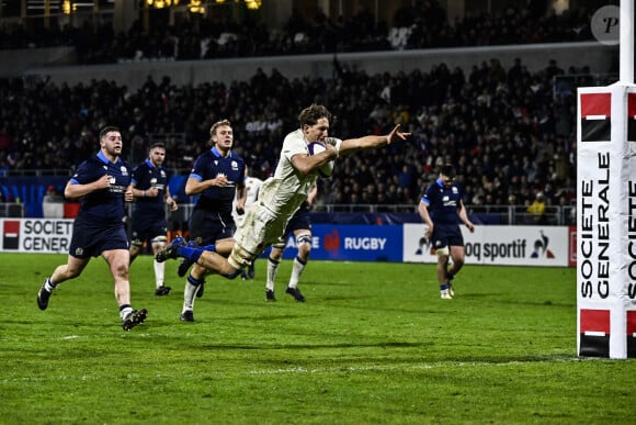 Essai et joie d'Oscar Jegou avec l'équipe de France de Rugby.