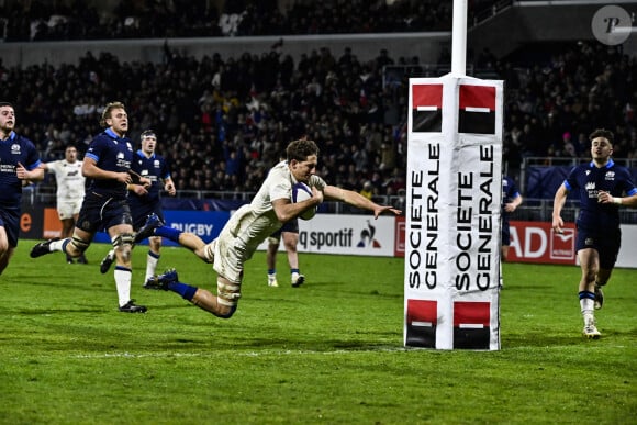 Essai et joie Oscar Jegou avec l'équipe de France de Rugby.