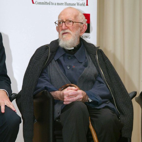 Alors qu'Emmaüs "réfléchit" à indemniser les victimes, la Fondation Abbé Pierre qui se désolidarise de l'icône déchue souhaite de plus changer de nom.
Abbé Pierre - Le Monaco World Summit - Remise du Trophée 'The Dignity Price' aux salons du SEA CLUB.
