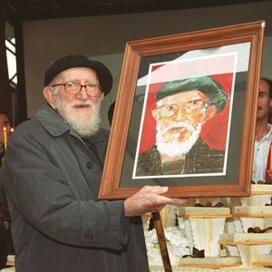 L'abbé Pierre fête son 90ème anniversaire à la communauté Emmaüs de Neuilly Plaisance.