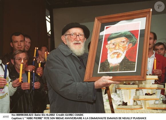 L'abbé Pierre fête son 90ème anniversaire à la communauté Emmaüs de Neuilly Plaisance.