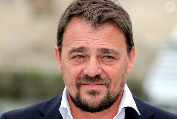 Le comédien et président du jury Thierry Godard - Photocall du jury du festival de la fiction TV de La Rochelle le 10 septembre 2024. © Patrick Bernard/Bestimage