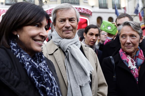 Anne Hidalgo (maire de Paris), Vincent Bolloré et Elisabeth Borne lors du lancement de l’expérimentation du Bluetram sur les Champs-Elysées à Paris, le 1er décembre 2015. Ce tram nouvelle génération, sans rail ni caténaire, circulera de la Concorde à l’Etoile jusqu’au 15 janvier 2016. © Stéphane Lemouton/Bestimage  Launching of the Bluetram at the Champs-Elysees in Paris on December 1, 2015. This streetcar new generation, without rail nor catenary, will circulate of Concorde in the Etoile place until January 15th, 2016. 