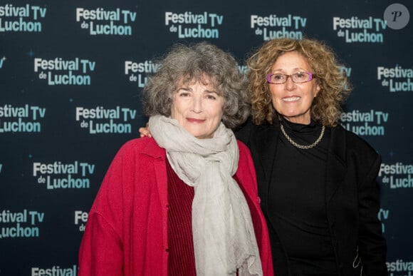 La réalisatrice française Coline Serreau (L) et la journaliste française Mireille Dumas posent lors d'un photocall au Festival de télévision de Luchon, à Bagnere de Luchon, dans le sud-ouest de la France, le 9 février 2022. Photo par Daniel Derajinski/ABACAPRESS.COM