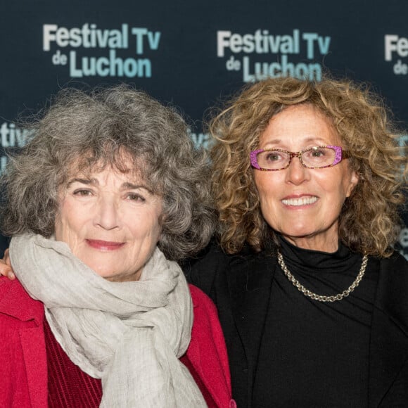 La réalisatrice française Coline Serreau (L) et la journaliste française Mireille Dumas posent lors d'un photocall au Festival de télévision de Luchon, à Bagnere de Luchon, dans le sud-ouest de la France, le 9 février 2022. Photo par Daniel Derajinski/ABACAPRESS.COM