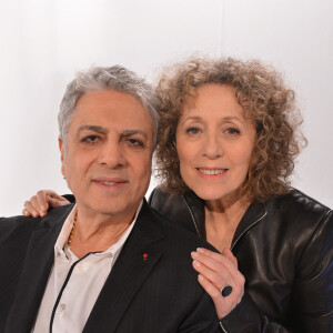 Elle y recense les plus belles rencontres de sa carrière.Enrico Macias et Mireille Dumas lors de l'enregistrement de 'Vie Privée Vie Publique' le 28 mars 2013 à Paris, France. Photo par Max Colin/ABACAPRESS.COM