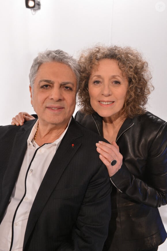 Elle y recense les plus belles rencontres de sa carrière.Enrico Macias et Mireille Dumas lors de l'enregistrement de 'Vie Privée Vie Publique' le 28 mars 2013 à Paris, France. Photo par Max Colin/ABACAPRESS.COM