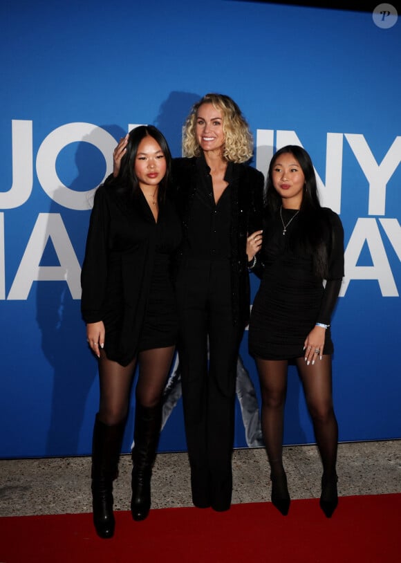 Laeticia Hallyday et ses filles Joy et Jade - Photocall du vernissage de l'exposition "Johnny Hallyday, l'exposition" au Palais des Expositions à Paris. Le 21 décembre 2023 © Dominique Jacovides / Bestimage