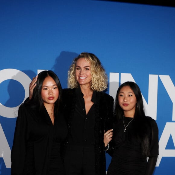 Laeticia Hallyday et ses filles Joy et Jade - Photocall du vernissage de l'exposition "Johnny Hallyday, l'exposition" au Palais des Expositions à Paris. Le 21 décembre 2023 © Dominique Jacovides / Bestimage