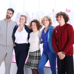 C'est l'une des séries les plus cultes du petit écran : "Plus Belle la vie" !
Joakim Latzko, Agathe de La Boulaye, Sylvie Flepp, Diane Dassigny et Tim Rousseau - Photocall de "Plus Belle la Vie" lors du 7ème festival international Canneséries à Cannes © Denis Guignebourg / Bestimage