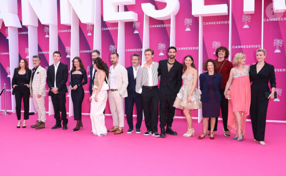 Une plateforme qui a également permis à des comédiens de toucher de beaux salaires 
Le cast de 'ici tout commence' , 'Demain nous appartient' et 'Plus belle la vie' - Soirée d'ouverture de la 7ème saison de "CanneSeries" à Cannes le 5 avril 2024. © Denis Guignebourg/Bestimage  Opening night of the 7th season of “CanneSeries” in Cannes on April 5, 2024.