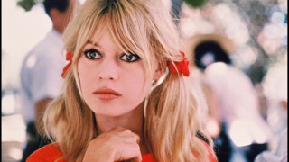 Brigitte Bardot mariée mais en couple avec un autre : son amant était fiancé à la soeur d'un immense chanteur français...