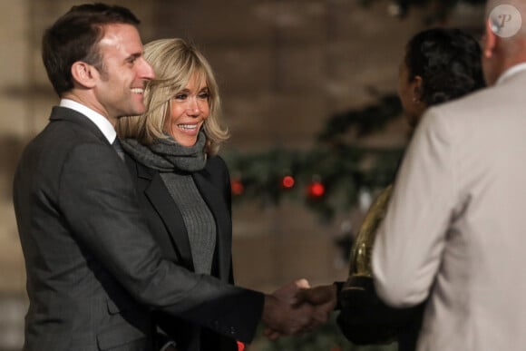 Le président français, Emmanuel Macron et la première dame, Brigitte Macron recoivent la capitaine de l'équipe de France de handball, Estelle Nze Minko et l'équipe de France féminine de handball championne du monde 2023 au palais de l'Elysée, le 18 décembre 2023 © Stéphane Lemouton / Bestimage 