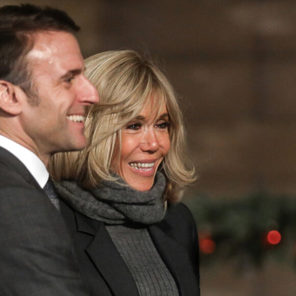 Le président français, Emmanuel Macron et la première dame, Brigitte Macron recoivent la capitaine de l'équipe de France de handball, Estelle Nze Minko et l'équipe de France féminine de handball championne du monde 2023 au palais de l'Elysée, le 18 décembre 2023 © Stéphane Lemouton / Bestimage 