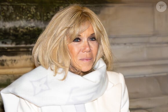 Brigitte Macron et la reine Maxima des Pays-Bas visitent l'exposition "Sculpter les sens" d'Iris van Herpen au Musée des Arts Décoratifs de Paris le 28 novembre 2023. 