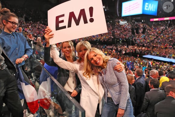 Brigitte Macron et ses filles Tiphaine Auzière (avocate) et Laurence Auzière Jourdan (cardiologue) - La famille, les amis et soutiens d'Emmanuel Macron dans les tribunes lors du grand meeting d'Emmanuel Macron à l'AccorHotels Arena à Paris, le lundi 17 avril 2017. © Dominique Jacovides - Sébastien Valiela / Bestimage 