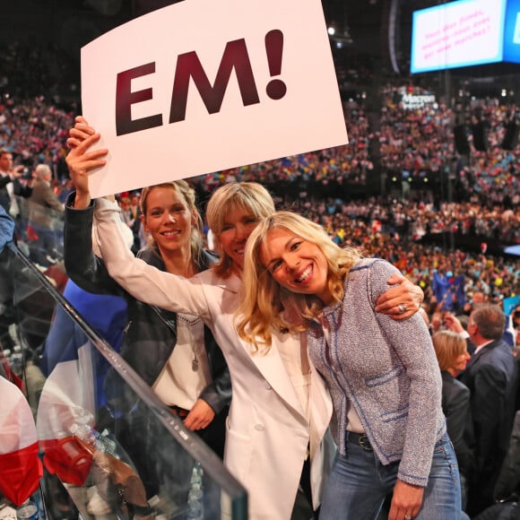 Brigitte Macron et ses filles Tiphaine Auzière (avocate) et Laurence Auzière Jourdan (cardiologue) - La famille, les amis et soutiens d'Emmanuel Macron dans les tribunes lors du grand meeting d'Emmanuel Macron à l'AccorHotels Arena à Paris, le lundi 17 avril 2017. © Dominique Jacovides - Sébastien Valiela / Bestimage 