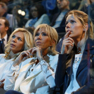 Brigitte Macron et ses filles Laurence Auzière Jourdan (cardiologue) et Tiphaine Auzière (avocate) - La famille, les amis et soutiens d'Emmanuel Macron dans les tribunes lors du grand meeting d'Emmanuel Macron à l'AccorHotels Arena à Paris, le lundi 17 avril 2017. © Dominique Jacovides - Sébastien Valiela / Bestimage 