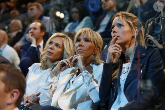 Brigitte Macron et ses filles Laurence Auzière Jourdan (cardiologue) et Tiphaine Auzière (avocate) - La famille, les amis et soutiens d'Emmanuel Macron dans les tribunes lors du grand meeting d'Emmanuel Macron à l'AccorHotels Arena à Paris, le lundi 17 avril 2017. © Dominique Jacovides - Sébastien Valiela / Bestimage 