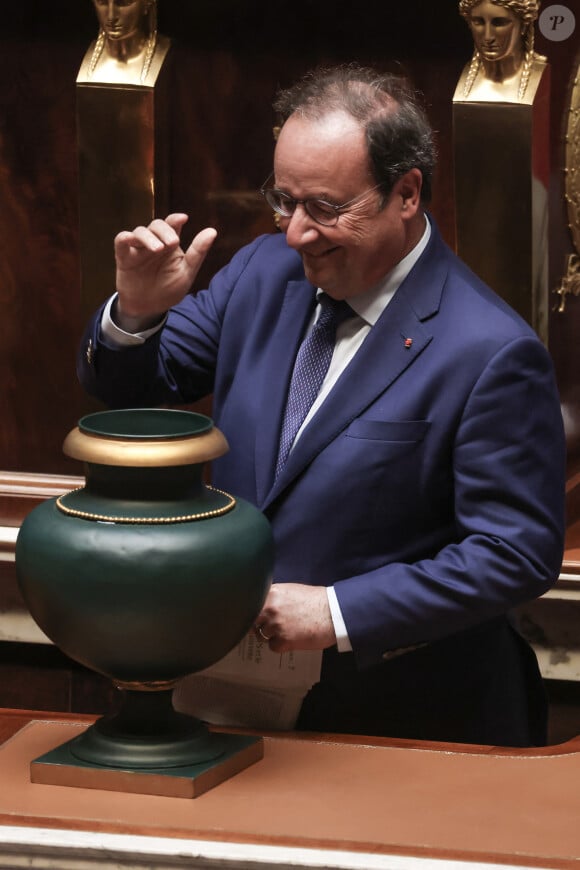 François Hollande vote au second tour pour élire le président de la chambre basse à l'Assemblée nationale française à Paris, France, le 18 juillet 2024. © Stéphane Lemouton/Bestimage 