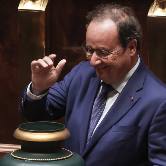 François Hollande vote au second tour pour élire le président de la chambre basse à l'Assemblée nationale française à Paris, France, le 18 juillet 2024. © Stéphane Lemouton/Bestimage 