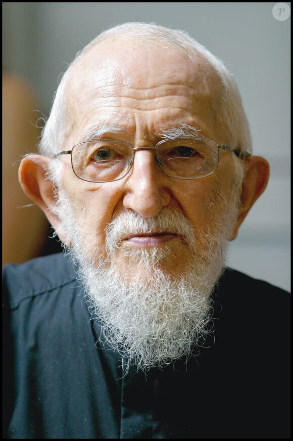 Conference de presse de L'abbe Pierre pour celebrer ses 92 ans au siege Emmaus a Alfortville .