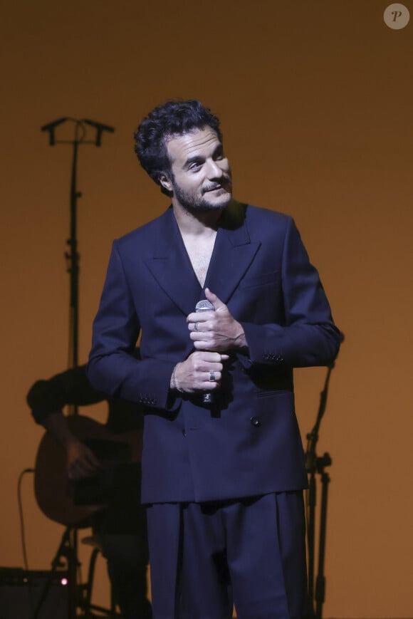 Amir - Hommage à Daniel Lévi lors d'un gala au théâtre Mogador à Paris au profit de l'association Daniel Lévi le 7 novembre 2022. © Jack Tribeca / Bestimage