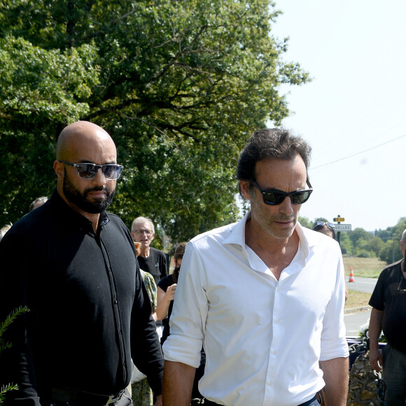 Anthony Delon et son demi-frère Alain-Fabien découvrent les hommages devant les grilles de la propriété de Douchy, quelques heures avant les obsèques de leur père, A.Delon, le 24 août 2024.