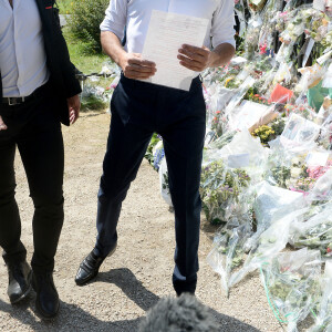 Anthony Delon et son demi-frère Alain-Fabien découvrent les hommages devant les grilles de la propriété de Douchy, quelques heures avant les obsèques de leur père, A.Delon, le 24 août 2024.