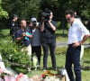 Son père y repose pour l'éternité
Anthony Delon et son demi-frère Alain-Fabien découvrent les hommages devant les grilles de la propriété de Douchy, quelques heures avant les obsèques de leur père, A.Delon, le 24 août 2024.