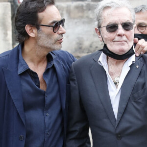 Alain Delon et son fils Anthony - Obsèques de Jean-Paul Belmondo en l'église Saint-Germain-des-Prés, à Paris le 10 septembre 2021. © Cyril Moreau / Bestimage 