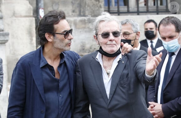 Alain Delon et son fils Anthony - Obsèques de Jean-Paul Belmondo en l'église Saint-Germain-des-Prés, à Paris le 10 septembre 2021. © Cyril Moreau / Bestimage 