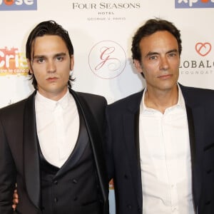 Anthony Delon avec son frère Alain-Fabien Delon au photocall de la 10ème édition du "Global Gift Gala" à l'hôtel Four Seasons George V à Paris, le 3 juin 2019. © Marc Ausset-Lacroix/Bestimage 