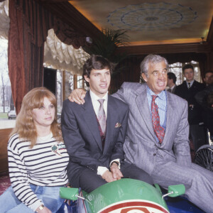 Paul Belmondo est en deuil, sa mère Élodie Constantin est décédée à l'âge de 90 ans.
En France, à Paris, lors d'un cocktail pour la présentation de sa nouvelle voiture de course Reynard 89D de FORMULE 3000 : Paul Belmondo avec sa mère Élodie et son père Jean-Paul Belmondo