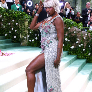 La chanteuse franco-malienne Aya Nakamura assiste au Met Gala 2024 "Sleeping Beauties : Reawakening Fashion" au Metropolitan Museum of Art à New York, NY le 6 mai 2024. Aya Nakamura a présenté une robe du créateur Balmain. Photo byCharles Guerin/ABACAPRESS.COM