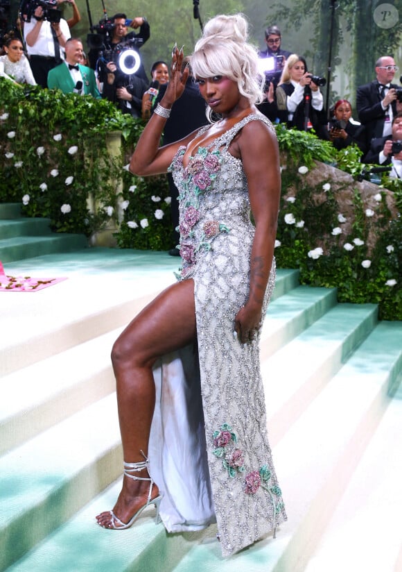 La chanteuse franco-malienne Aya Nakamura assiste au Met Gala 2024 "Sleeping Beauties : Reawakening Fashion" au Metropolitan Museum of Art à New York, NY le 6 mai 2024. Aya Nakamura a présenté une robe du créateur Balmain. Photo byCharles Guerin/ABACAPRESS.COM