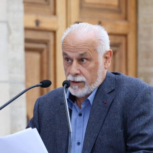 Francis Perrin - Dévoilement d'une plaque commémorative en l'honneur de Jean-Claude Brialy sur la façade de l'immeuble où il vécut 25 quai de Bourbon Paris 4ème, à Paris, France, le 14 juin 2023. © Coadic Guirec/Bestimage 