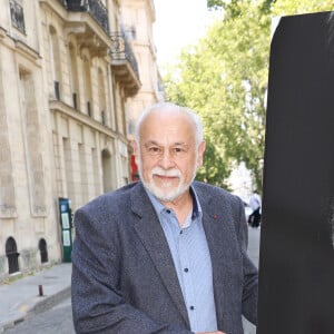Francis Perrin - Dévoilement d'une plaque commémorative en l'honneur de Jean-Claude Brialy sur la façade de l'immeuble où il vécut 25 quai de Bourbon Paris 4ème, à Paris, France, le 14 juin 2023. © Coadic Guirec/Bestimage