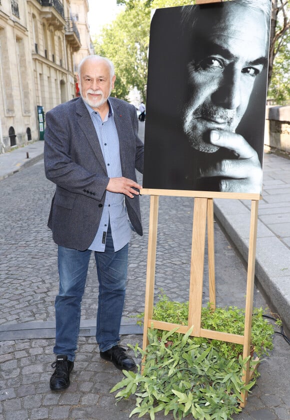 Francis Perrin - Dévoilement d'une plaque commémorative en l'honneur de Jean-Claude Brialy sur la façade de l'immeuble où il vécut 25 quai de Bourbon Paris 4ème, à Paris, France, le 14 juin 2023. © Coadic Guirec/Bestimage