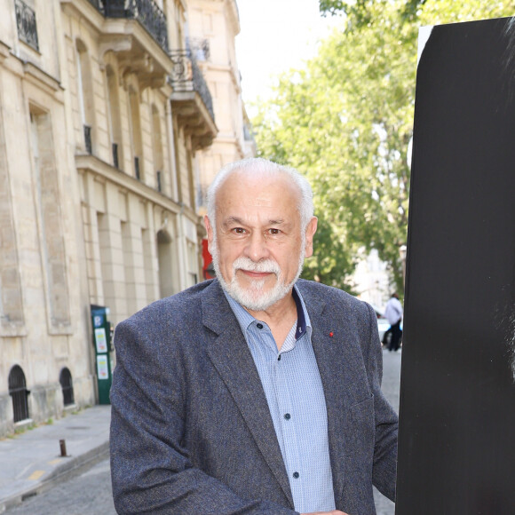 Francis Perrin - Dévoilement d'une plaque commémorative en l'honneur de Jean-Claude Brialy sur la façade de l'immeuble où il vécut 25 quai de Bourbon Paris 4ème, à Paris, France, le 14 juin 2023. © Coadic Guirec/Bestimage