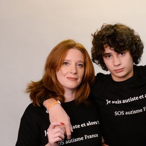 Exclusif - Francis Perrin, sa femme Gersende et leur fils Louis atteint d'autisme - Mobilisation des people pour l'association SOS Autisme en France lors d'un shooting au studio Invisu à Paris, le 7 et 8 février 2016. © Rachid Bellak/Bestimage 